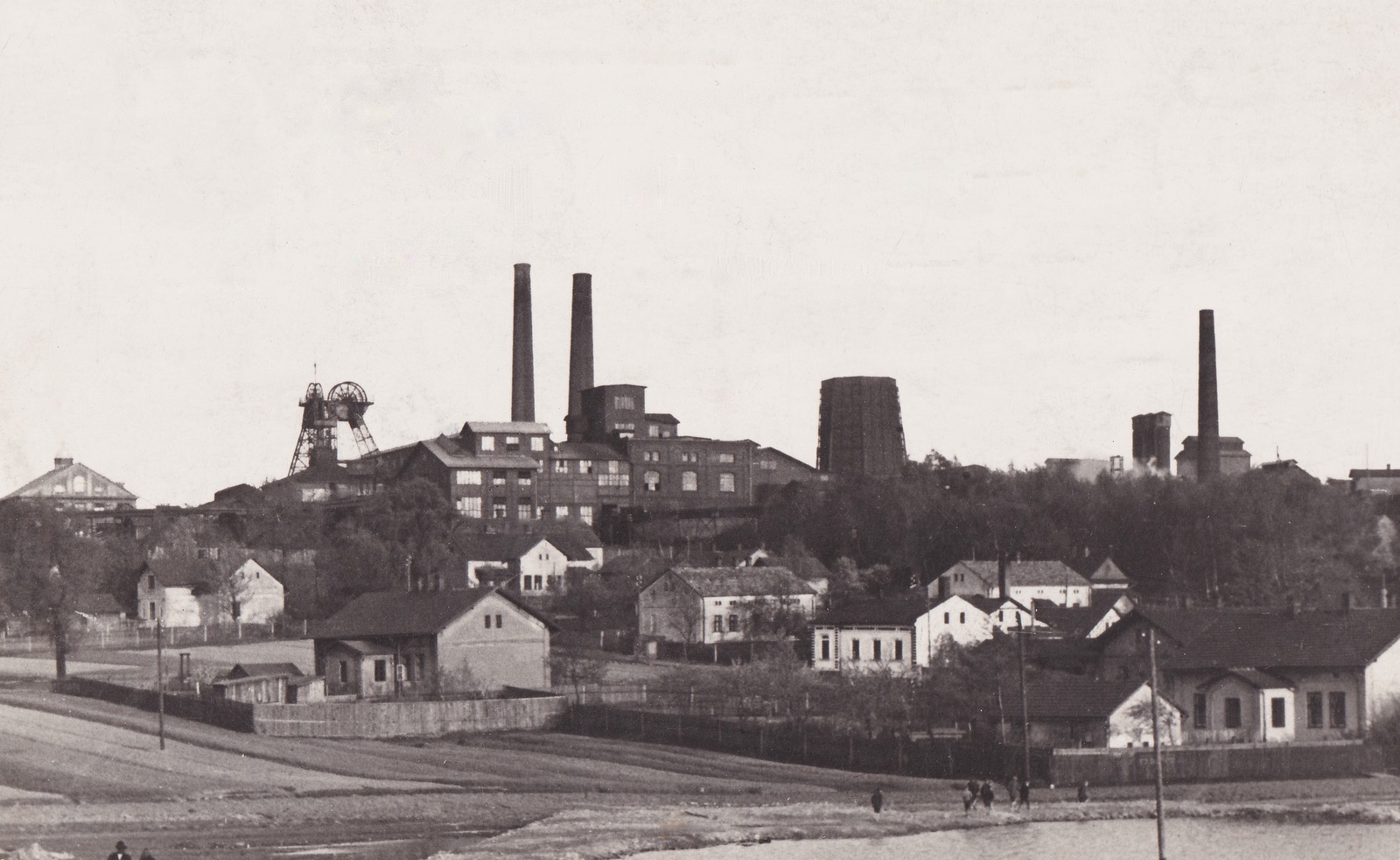 Domy v okolí Pekařství Zawila (čp. 956) na ulici Třanovského, v pozadí důl Hohenegger (S laskavým svolením p. Jana Polakoviče, ze sbírky po p. Jindřichu Wernerovi)