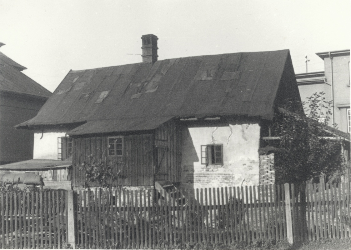Pohled na starou chalupu č.p. 91 (p. Staníček), která stávala přibližně v místech vedle pozdějšího Stolařství Salik. Tento domek, starý údajně přes 150 let, byl zbourán v roce 1936.