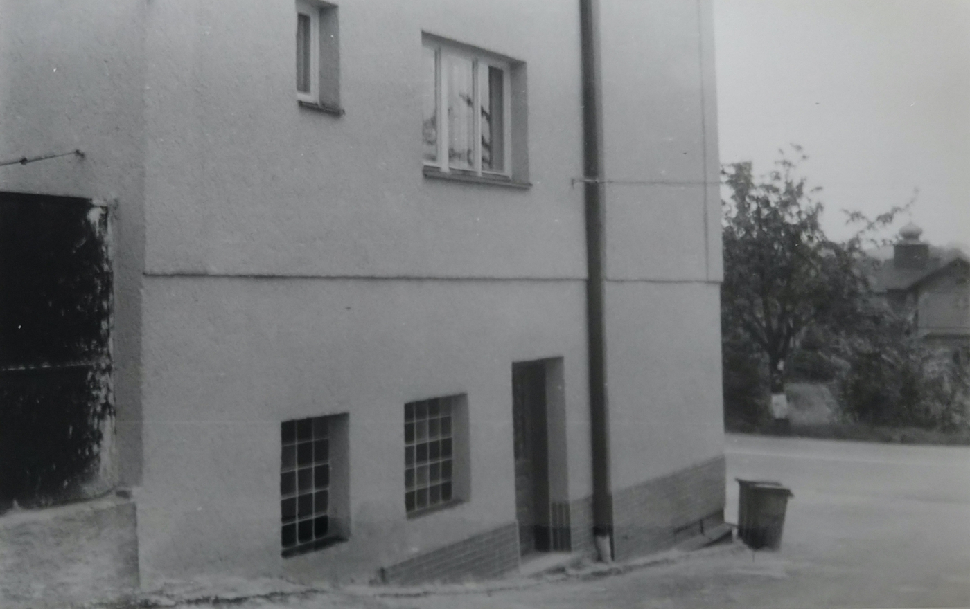 Dům čp. 935 - Řeznictví Halfar, vpravo je vidět část Klášterní dívčí školy na Jindřišce, čp. 426 (s laskavým svolením p. Mariana Tomiczka)