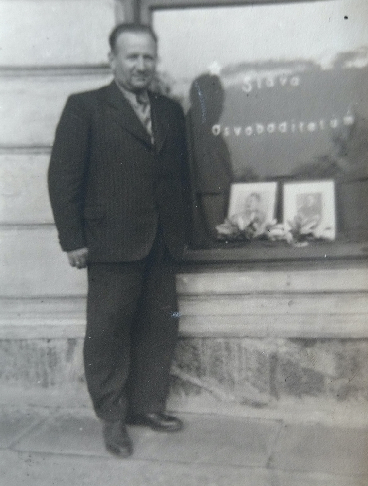 Pan Halfar před výlohou svého řeznictví, pravděpodobně v roce 1945 (s laskavým svolením p. Mariana Tomiczka)