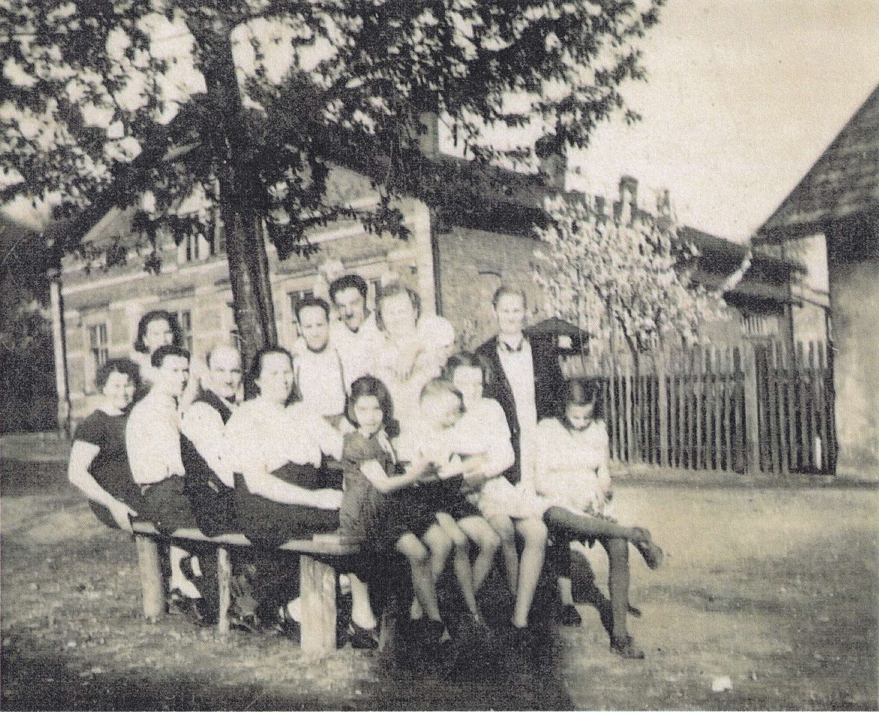 V pozadí dům čp. 939 (bývalá Restaurace Sigmund Grauer) na snímku z roku 1954 (S laskavým svolením p. Jaroslava Muryse, ze soukromé sbírky. Snímek poskytl spolek Stará Karviná.)