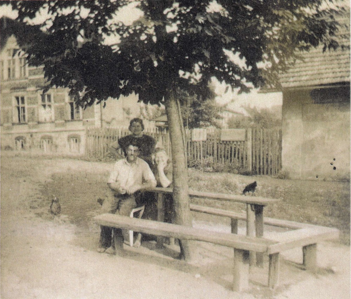 V pozadí dům čp. 939 (bývalá Restaurace Sigmund Grauer) na snímku z roku 1954 (S laskavým svolením p. Jaroslava Muryse, ze soukromé sbírky. Snímek poskytl spolek Stará Karviná.)
