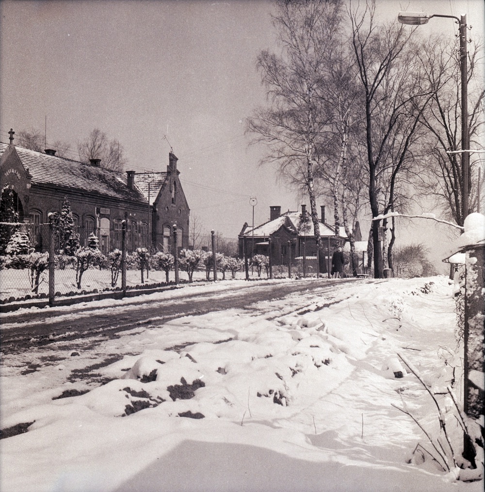 Vlevo Česko-polská škola na Hranicích, za ní pak Obecní dům školní čp. 946.