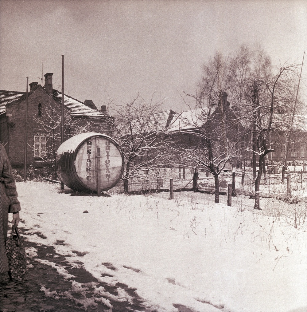 Vlevo Učitelský dům na Hranicích čp. 947, vpravo část Česko-polské školy Na Hranicích čp. 945