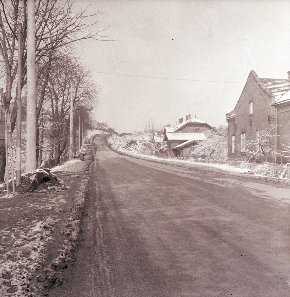 Ulice Doubravská (Bezručova). Vpravo Učitelský dům na Hranicích čp. 947, za ním pak Obecní učitelský dům čp. 1187.