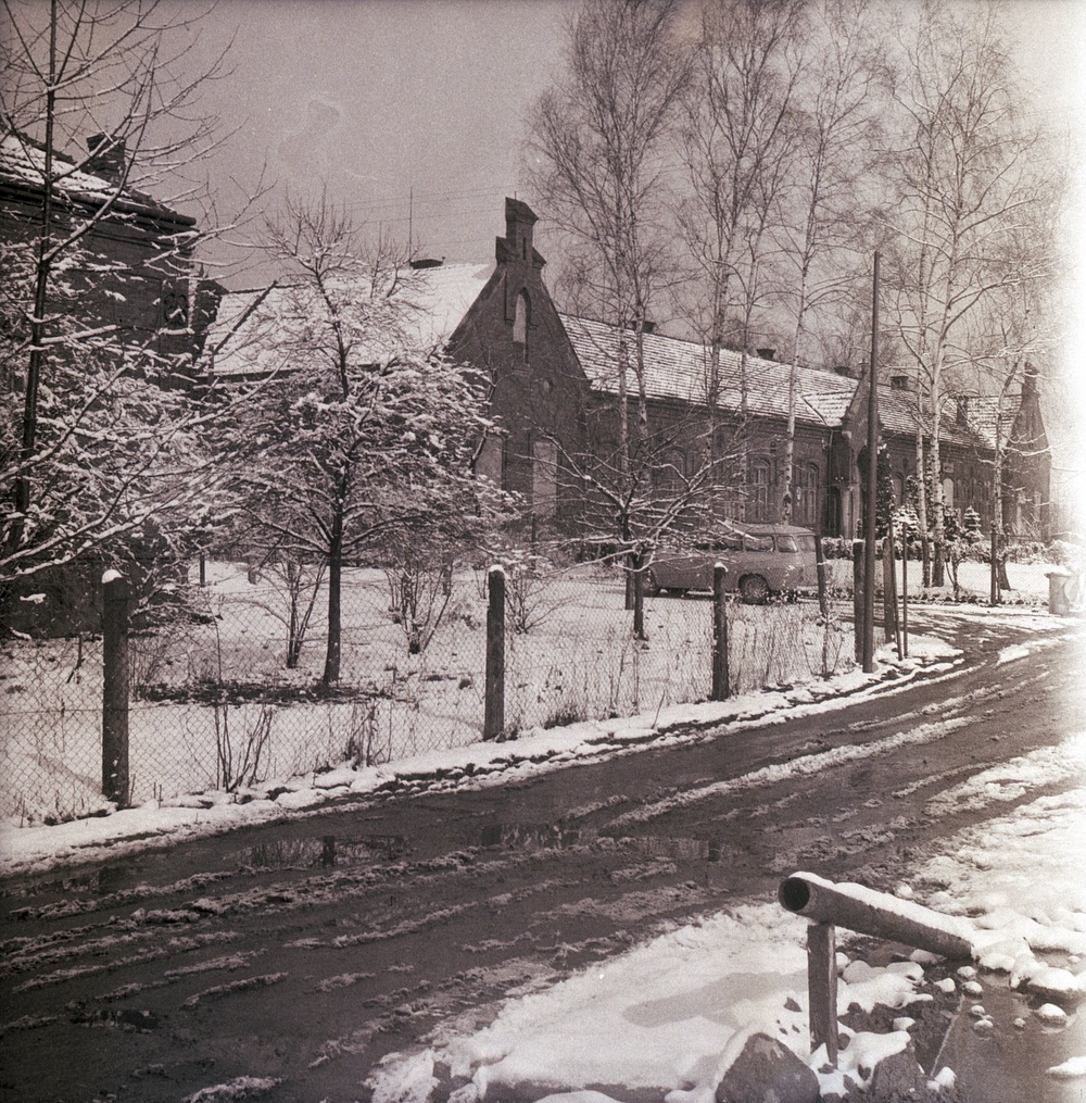 Česko-polská škola Na Hranicích, vlevo část Učitelského domu čp. 947