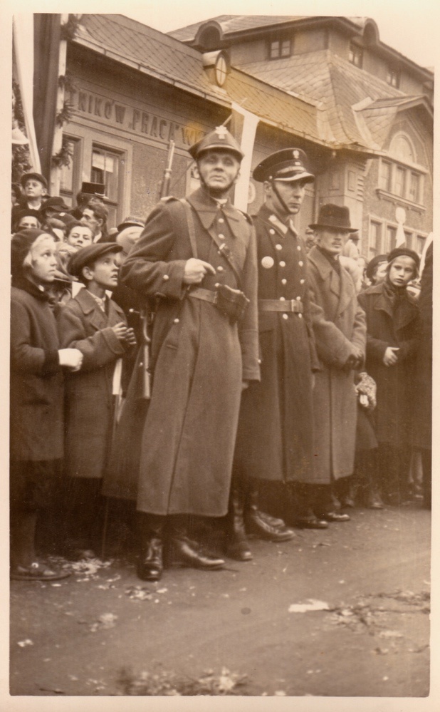 Před Domem spolku katolických dělníků Praca v Karvinné v době obsazení Těšínského Slezska polským vojskem v roce 1938