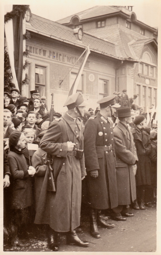 Před Domem spolku katolických dělníků Praca v Karvinné v době obsazení Těšínského Slezska polským vojskem v roce 1938