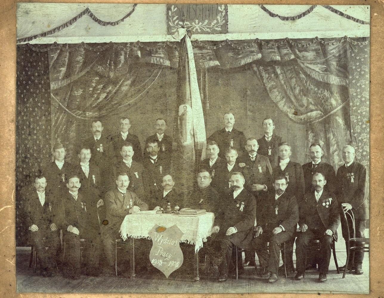 Fotografie členů výboru Spolku katolických dělníků Praca v Karvinné z let 1903-1906