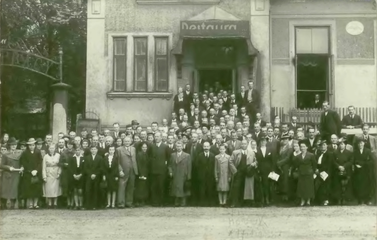Dům spolku katolických dělníků - Praca (Zdroj: Śląska Biblioteka Cyfrowa, Przyczynek do historii ruchu oporu 1939-1945 - Karwina-Kopalnie. Odkaz = KLIK na obrázek)
