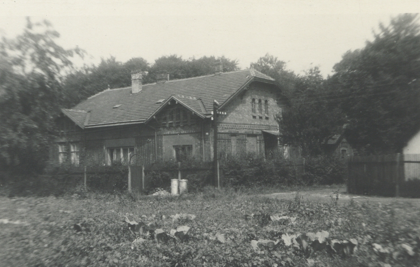 Dům čp. 970 z Grauerovy kolonie. Vpravo je vidět roh domu čp. 730. (Lokalizace snímku: Jan Polakovič)