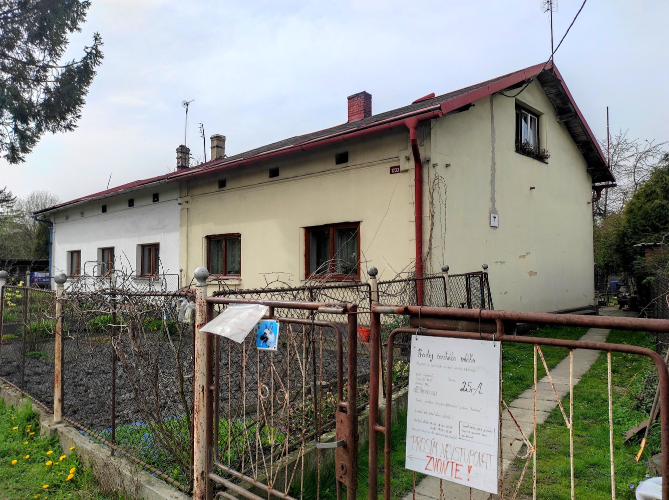 Dům čp. 976 a čp. 1233 na snímku z roku 2024. (Autor: Jan Polakovič)