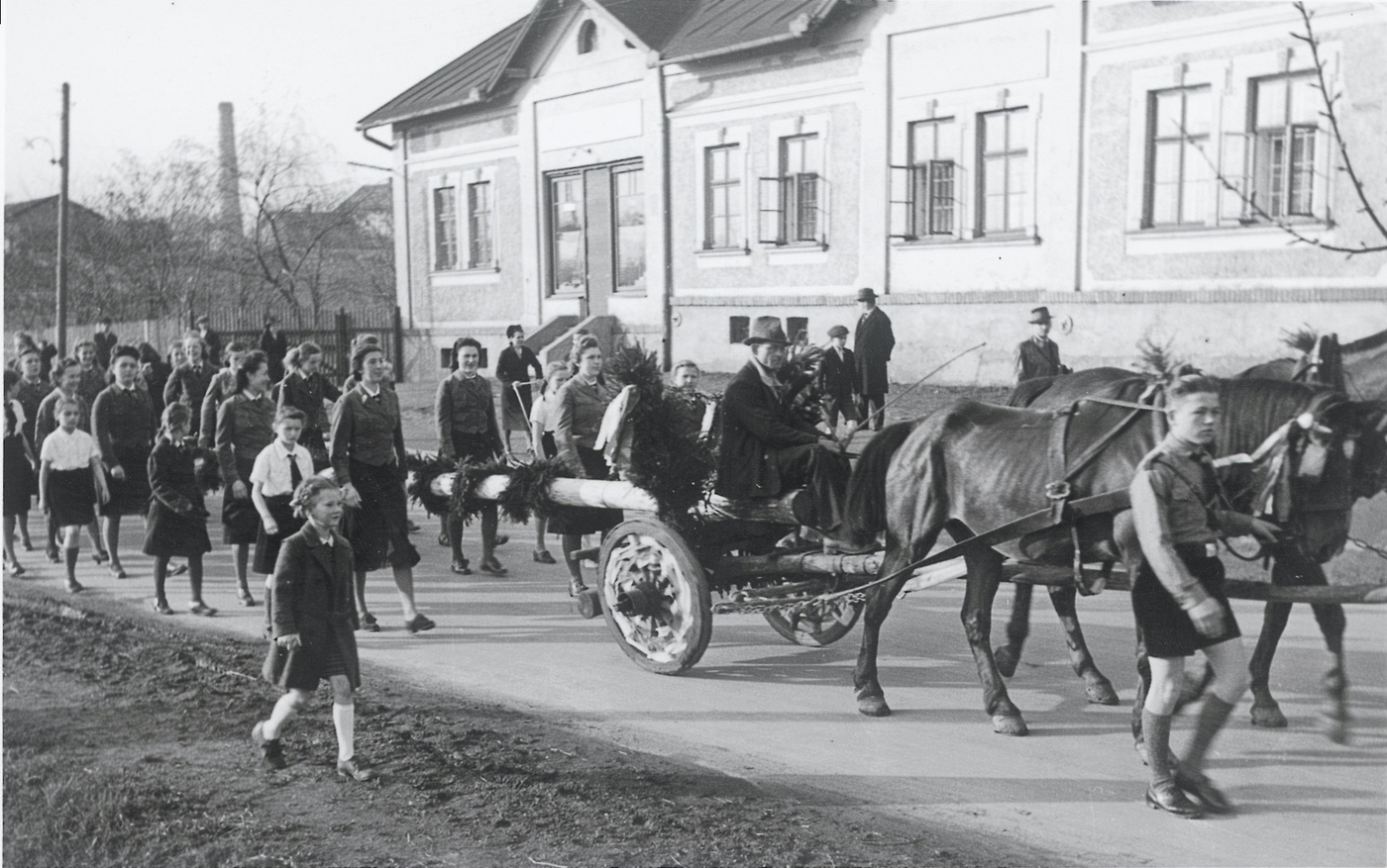 Vpravo dům čp. 978 (Prodejna potravin Postęp). Záběr z blíže neurčených májových slavností za německé okupace v roce 1941.