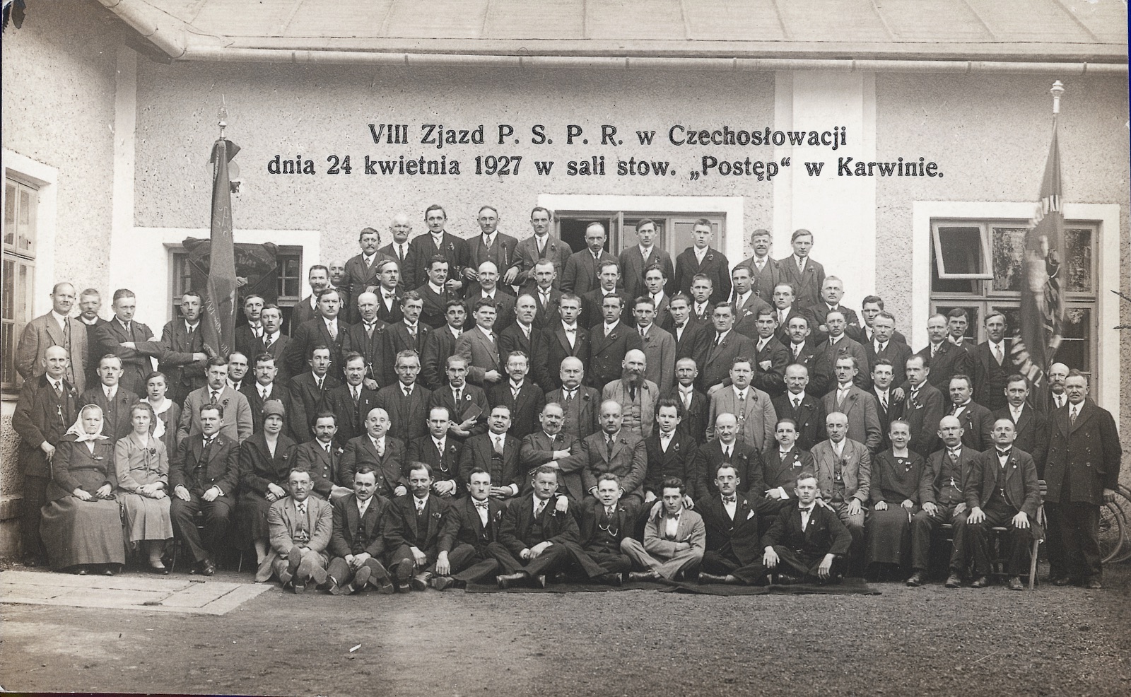 Skupinová fotografie u budovy čp. 978: VIII Zjazd P.S.P.R. (Polska Socjalistyczna Partia Robotnicza) w Czechoslowacji (24.4.1927)
