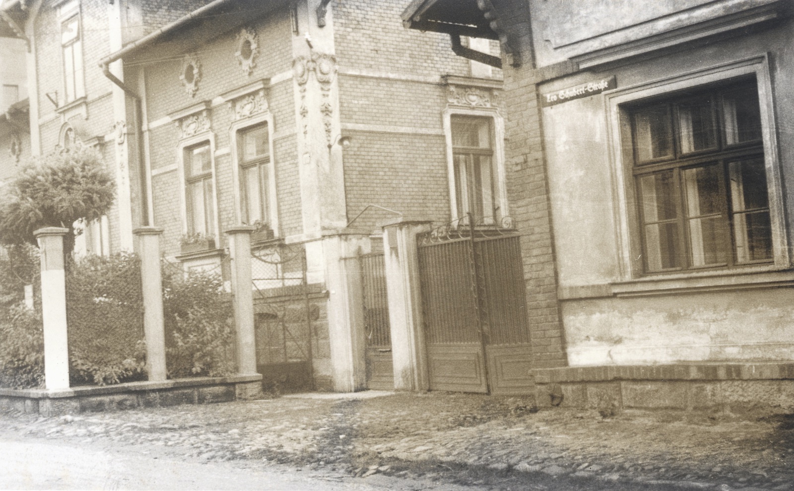 Vlevo dům čp. 986, vpravo část domu čp. 885 (Původní obchodní dům Žižka)