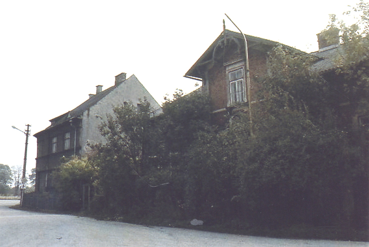 Vlevo dům čp. 1698, vpravo dům čp. 986. Fotografováno 2.11.1992 (S laskavým svolením autorky p. J. Stellmeierové, ze soukromé sbírky).