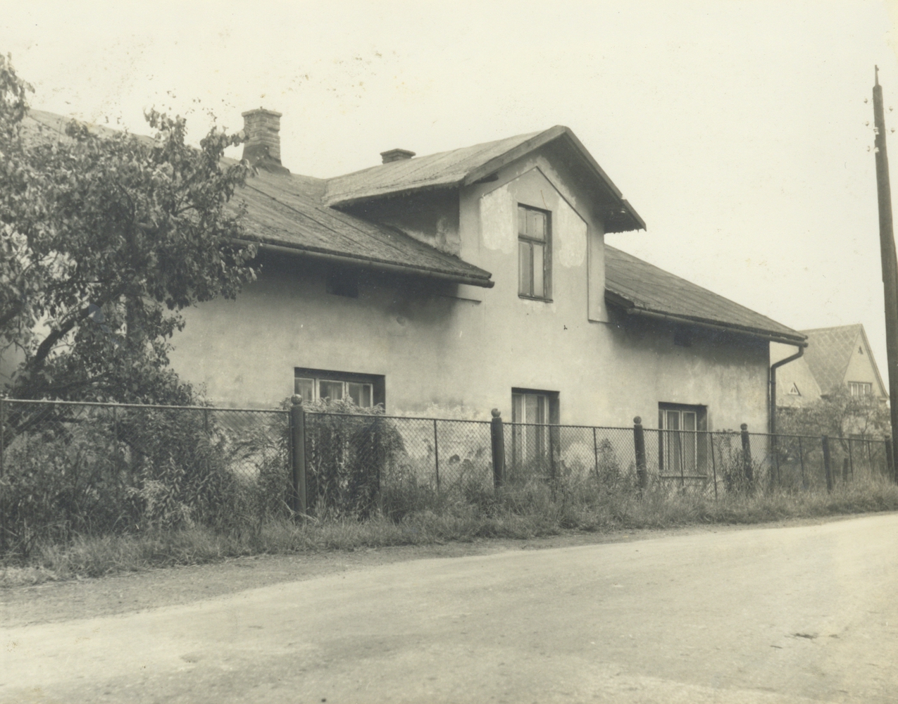 Dům čp. 99 na fotografii z roku 1969. V zákrytu vpravo je vidět dům čp. 1678 (II).