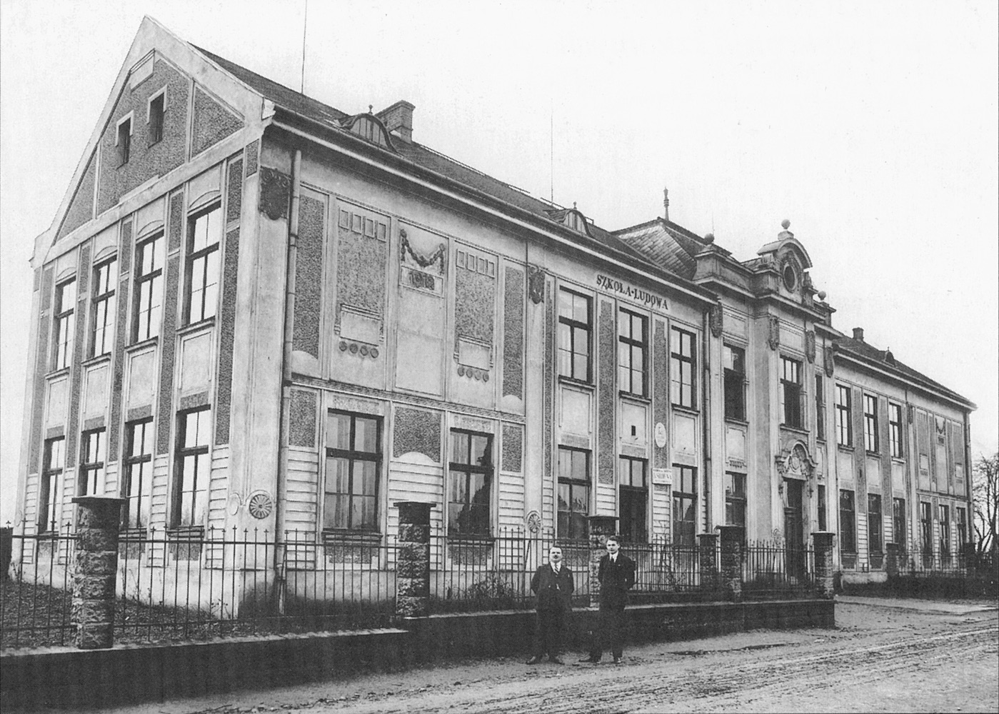 Budova školy v Darkově na snímku z roku 1912 (Zdroj = Józef Chmiel: Karviná Darkov - Karwina Darków. Český Těšín 2001 = KLIK NA FOTOGRAFII...)