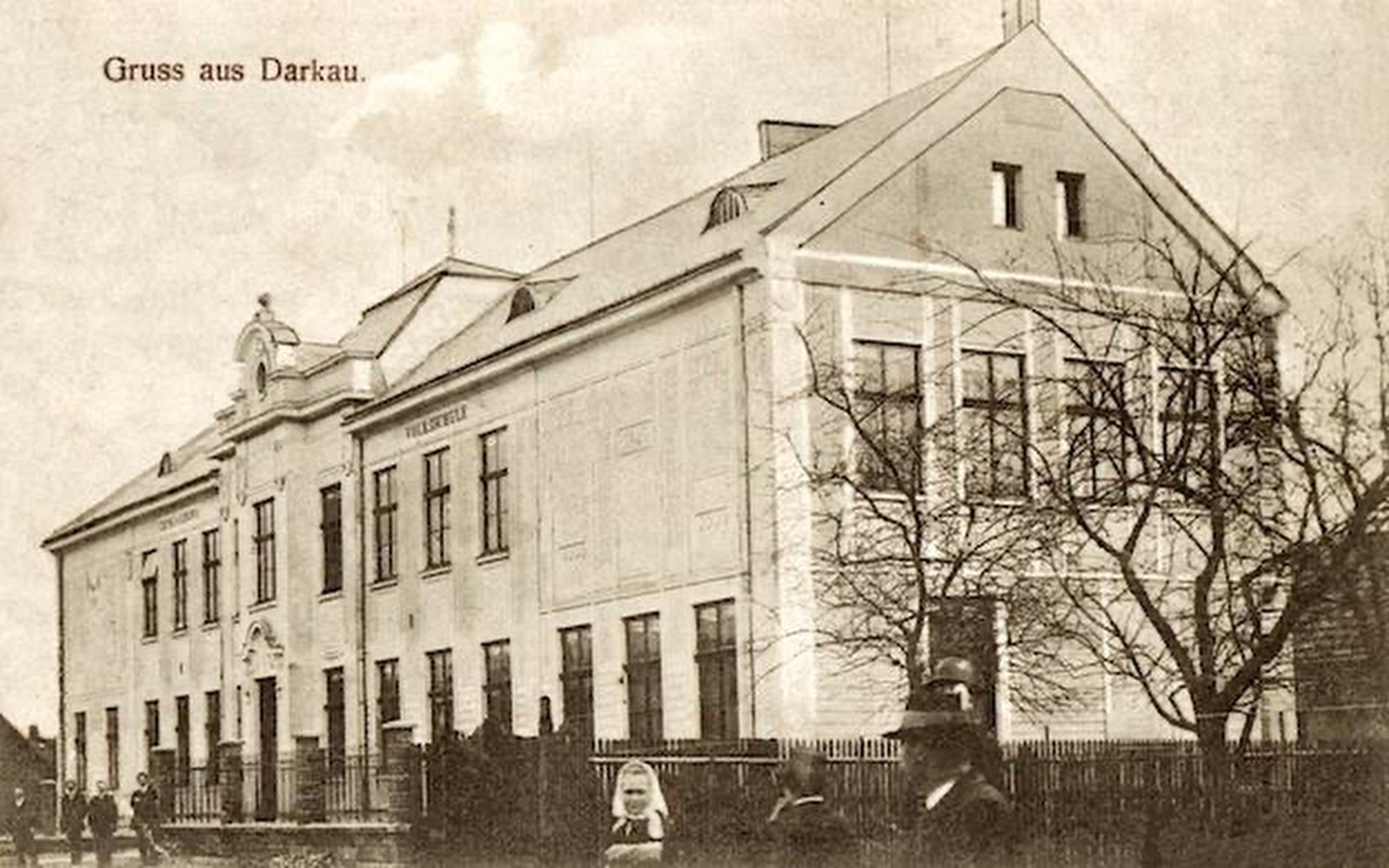 Budova školy v Darkově na dobové pohlednici (Zdroj: Facebook = KLIK NA FOTOGRAFII...)