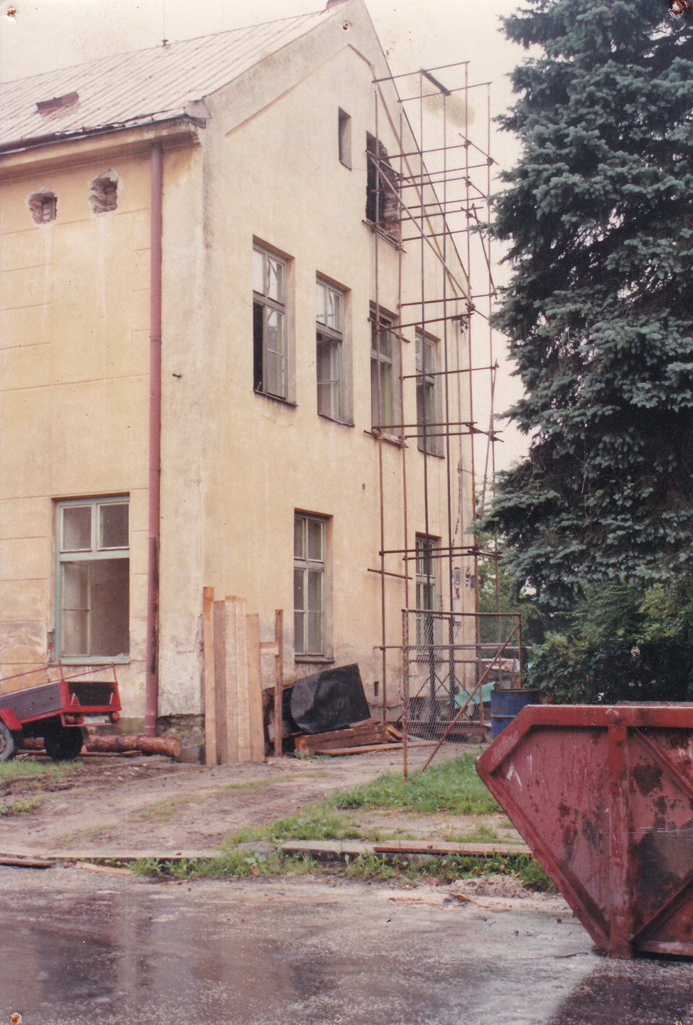 Budova školy v Darkově po povodních v roce 1997 (Zdroj: Facebook = KLIK NA FOTOGRAFII...)