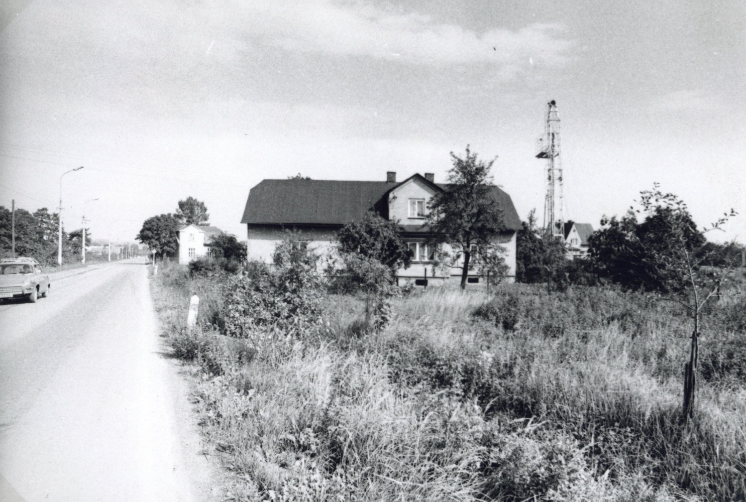Dům čp. 106. Nalevo od něj dům čp. 423, napravo pak dům čp. 157 (II)