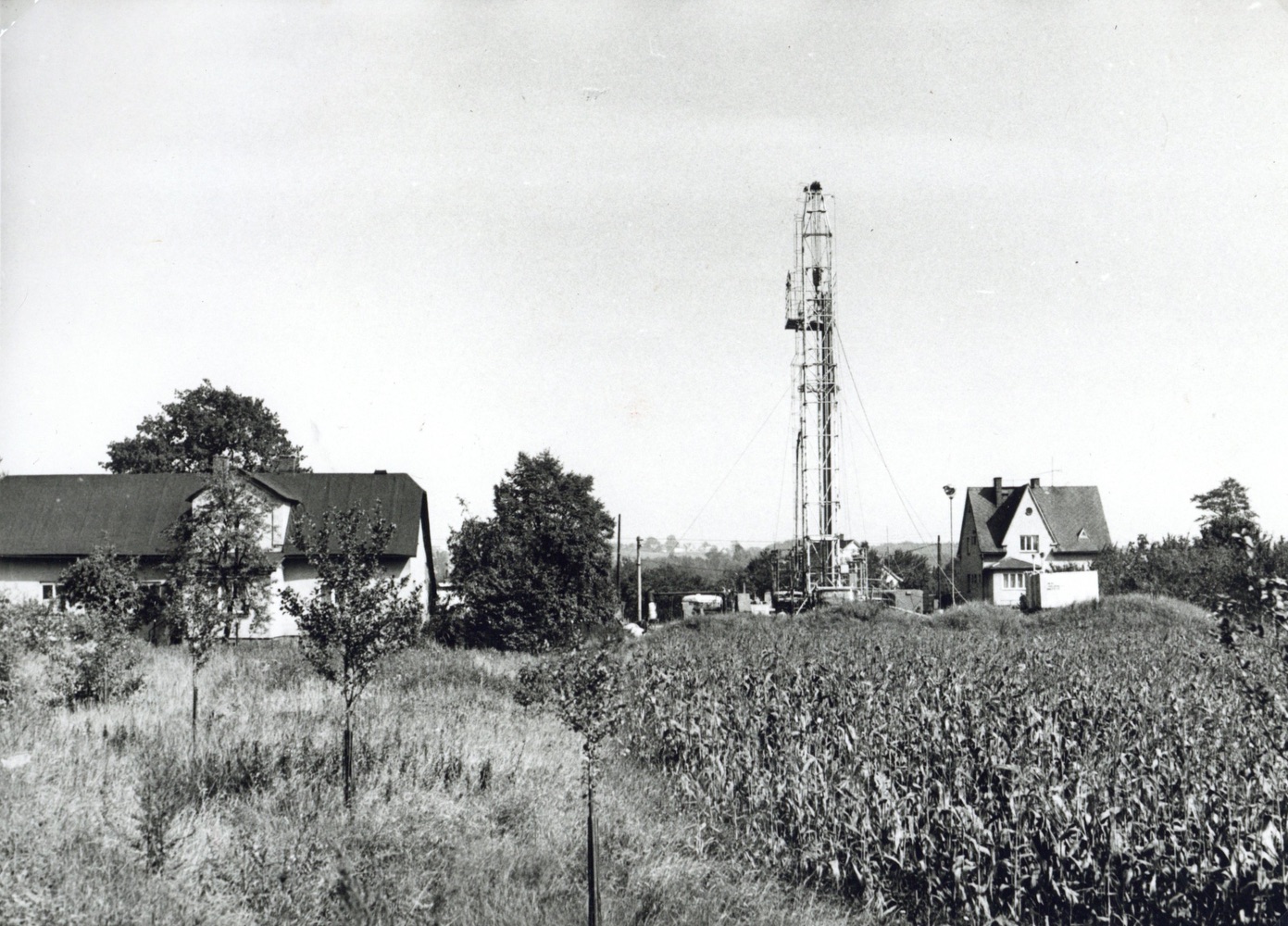 Vlevo dům čp. 106, vpravo čp. 157 (II)