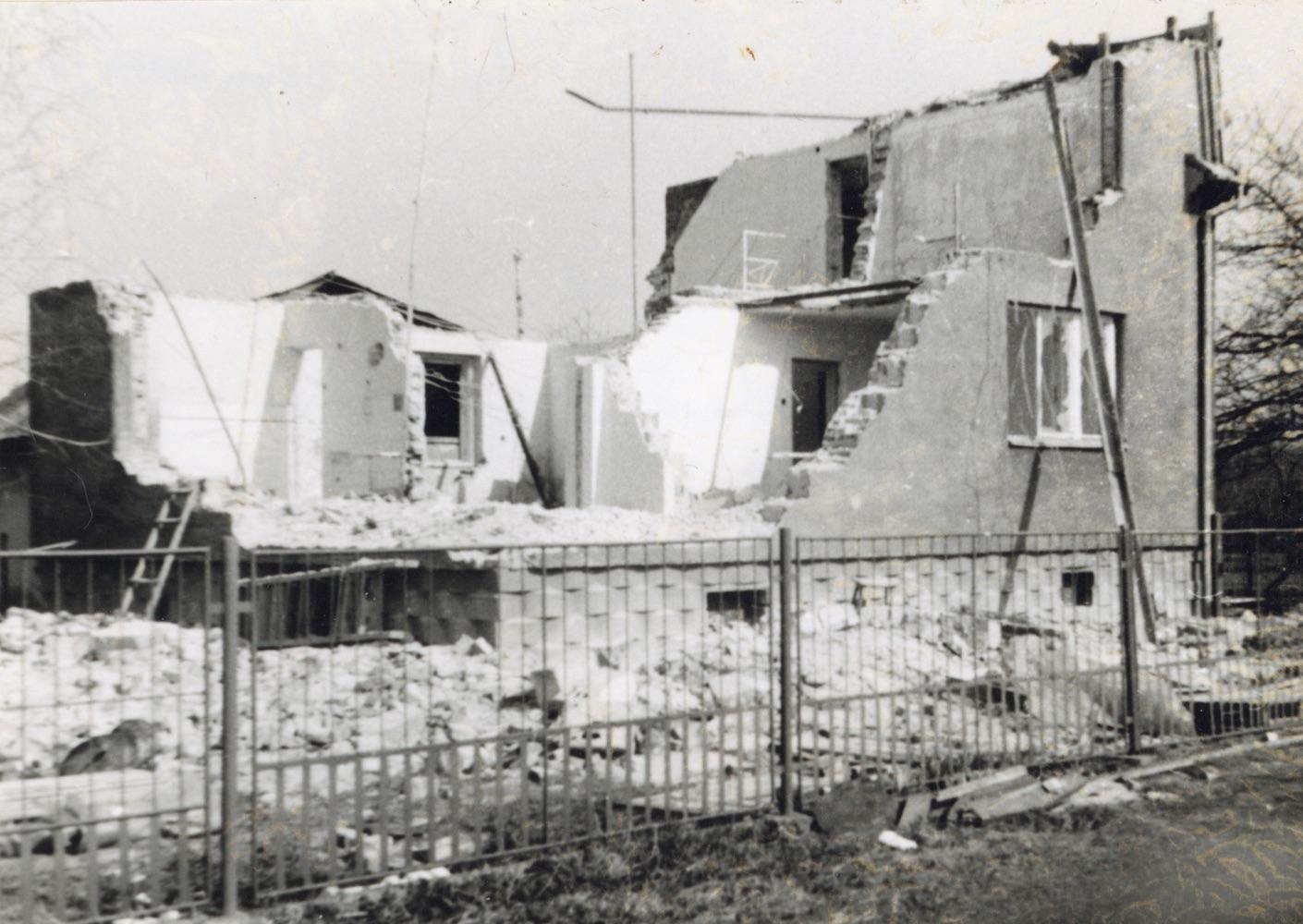 Pozůstatky domu čp. 11 na snímku z 20.4.1997 (Sbírka Józefa Chmiela)
