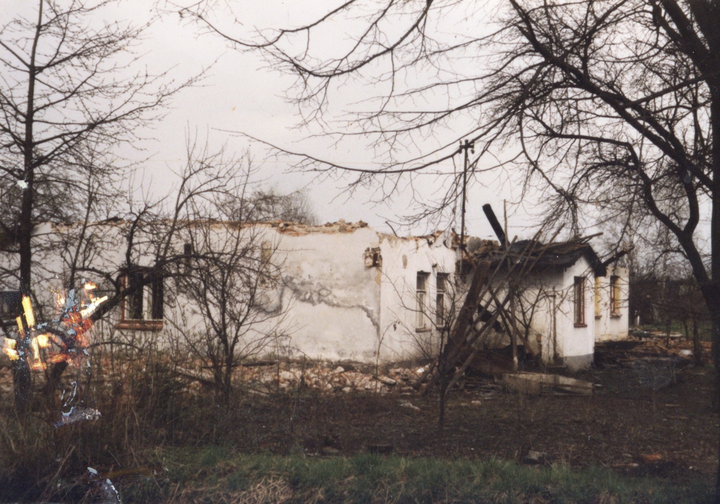 Pozůstatky domu čp. 123 na snímku z 15.4.2001 (Sbírka Józefa Chmiela)