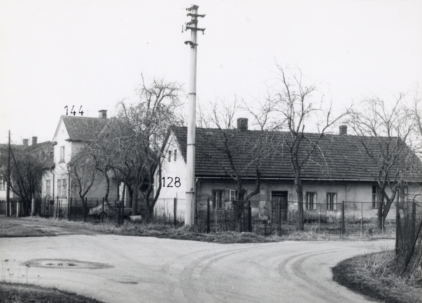 V popředí dům čp. 128, za ním dům čp. 144 v Lipinách (Sbírka Józefa Chmiela)