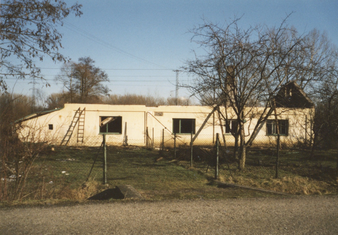Pozůstatky domu čp. 132 na snímku z 28.1.2001 (Sbírka Józefa Chmiela)