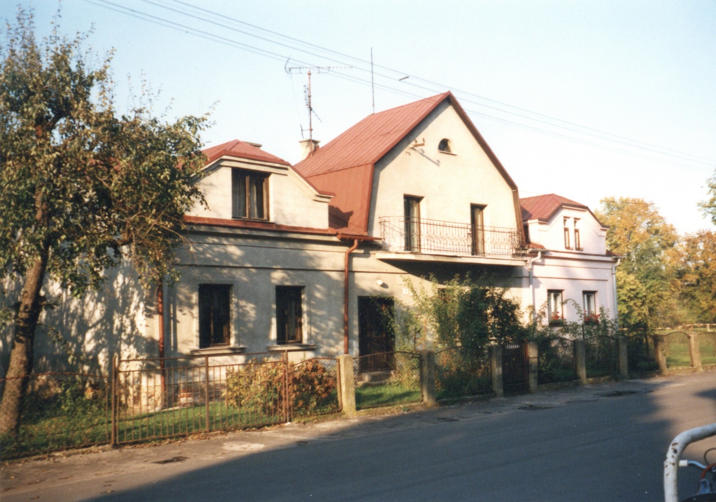 Dům čp. 669 (vlevo) a čp. 134 (vpravo, růžová část) na snímku z 24.10.1999 (Sbírka Józefa Chmiela)