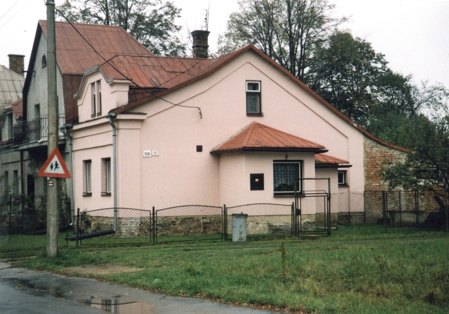 Dům čp. 134 (růžová část v popředí) na snímku z 24.10.1999 (Sbírka Józefa Chmiela)