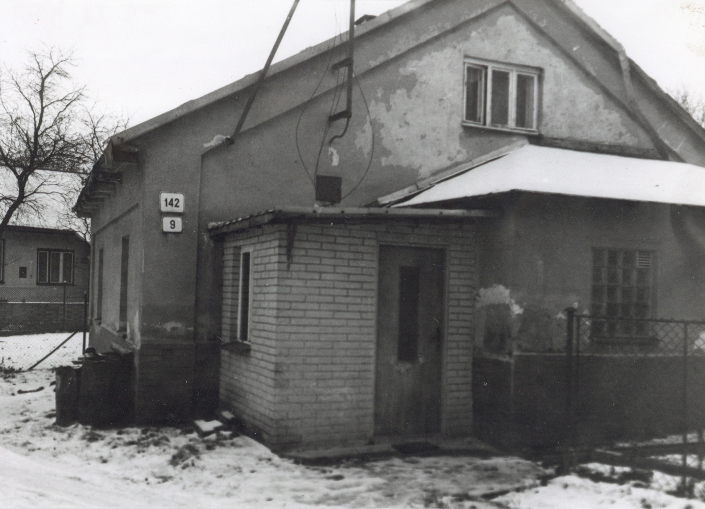 Dům čp. 142 na snímku z 4.12.1988 (Sbírka Józefa Chmiela)
