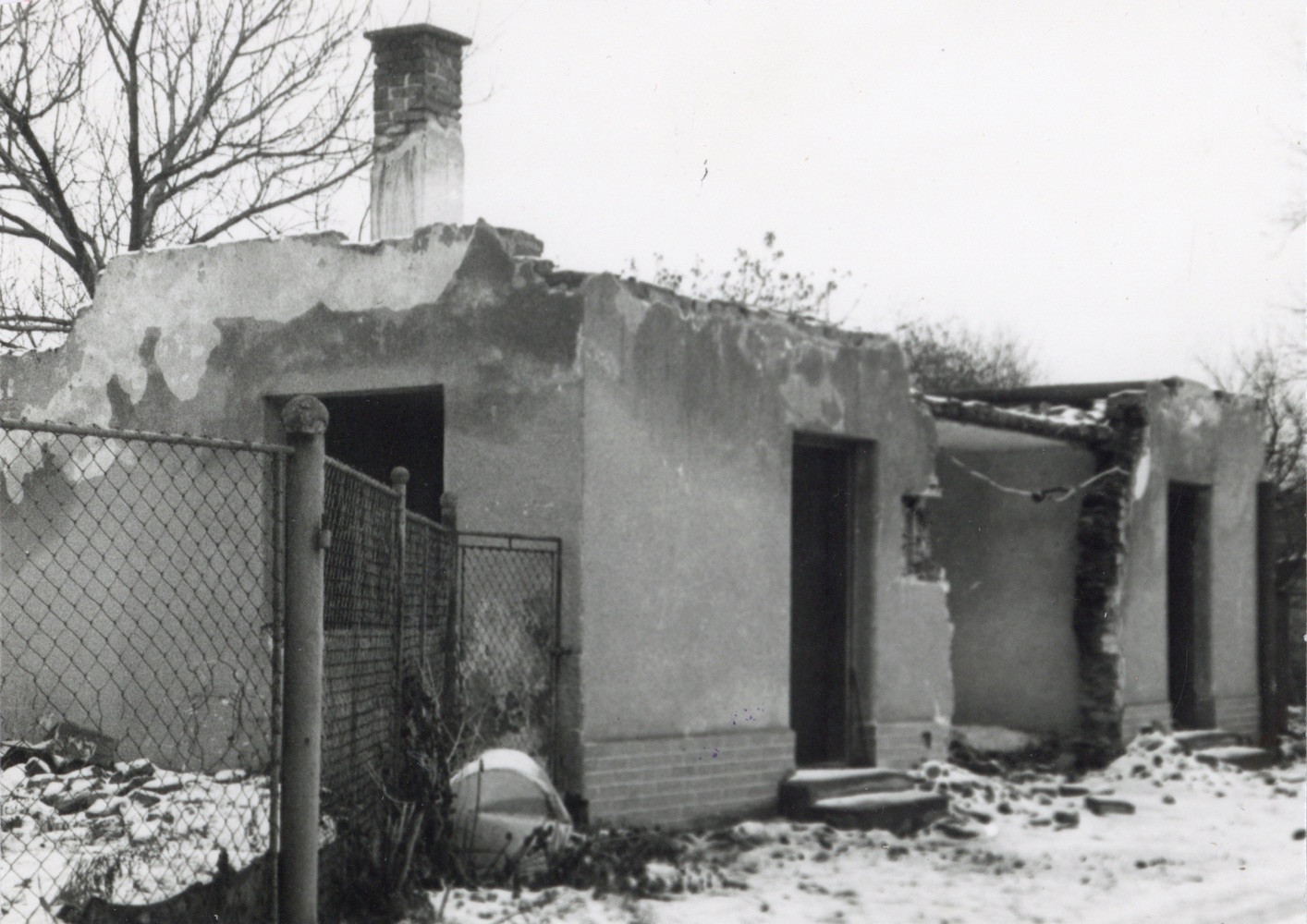 Pozůstatky domu čp. 142 na snímku z 5.3.1989 (Sbírka Józefa Chmiela)