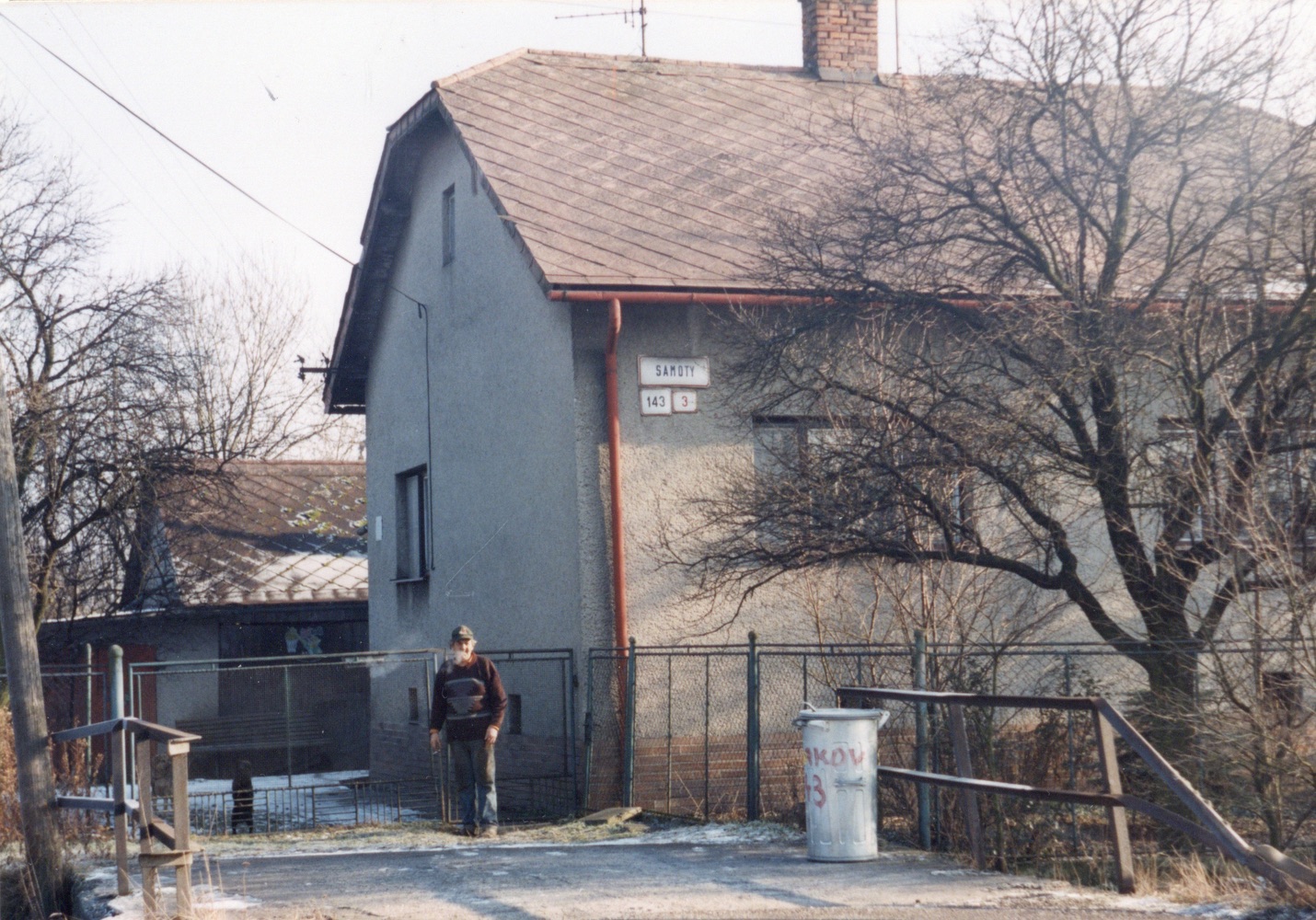 Dům čp. 143 na snímku z 13.1.2000 (Sbírka Józefa Chmiela)
