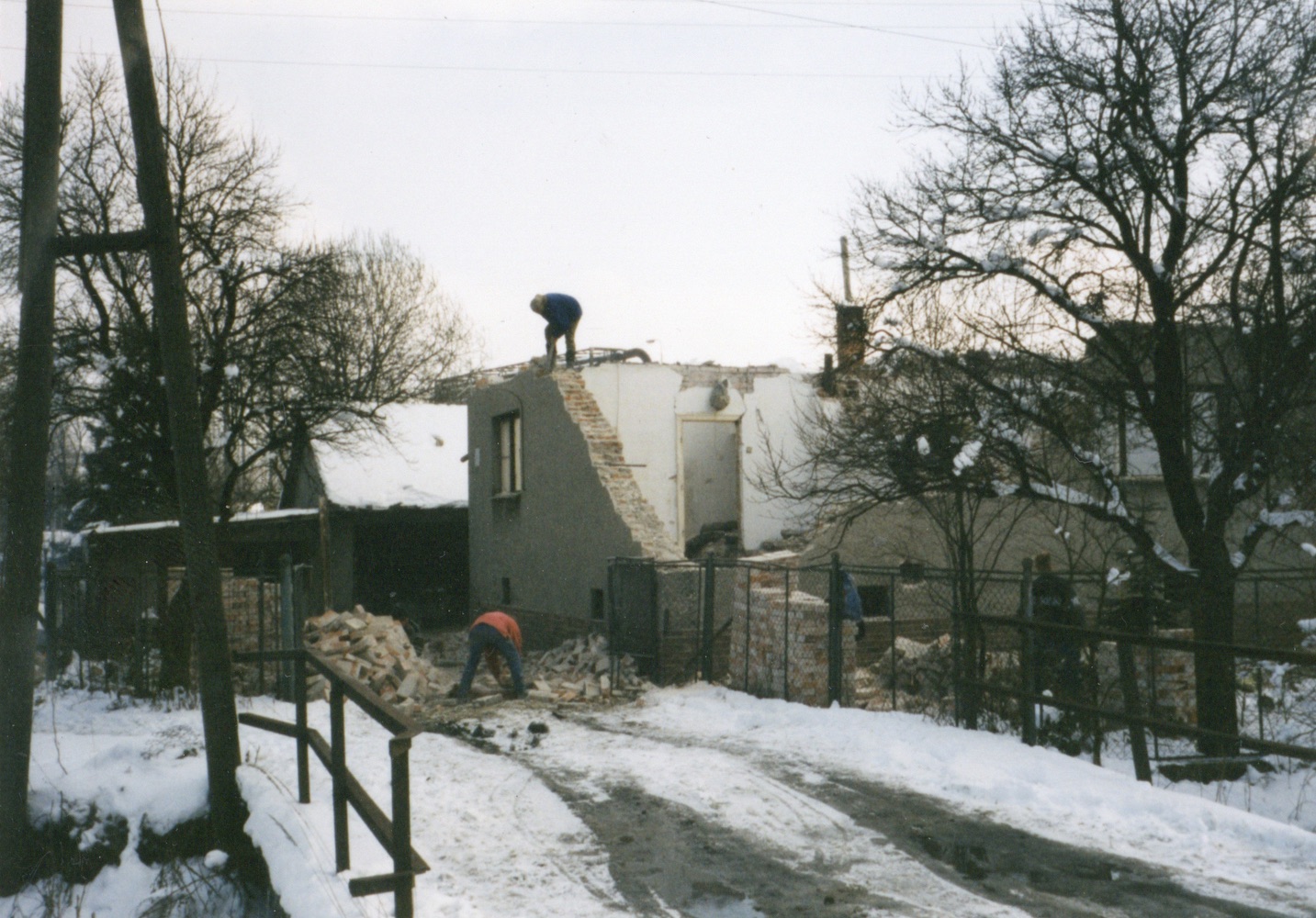 Pozůstatky domu čp. 143 na snímku z 27.2.2001 (Sbírka Józefa Chmiela)