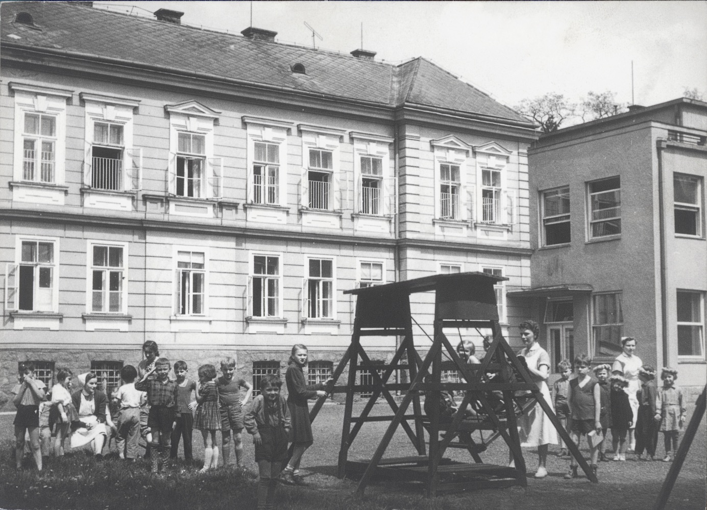 K původní Dětské léčebně (čp. 145) byly ve 30. letech 20. století přistavěny další budovy