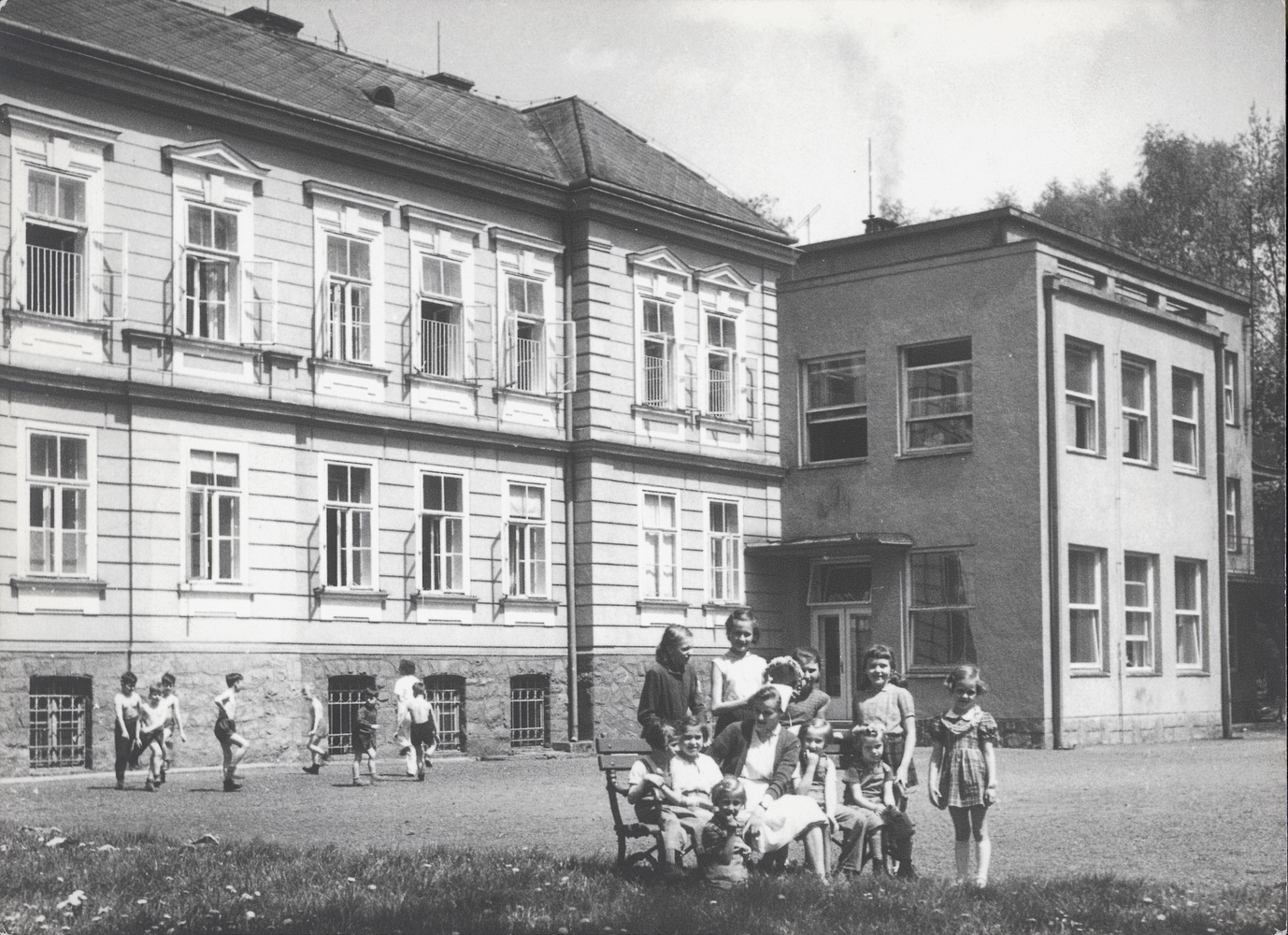 K původní Dětské léčebně (čp. 145) byly ve 30. letech 20. století přistavěny další budovy