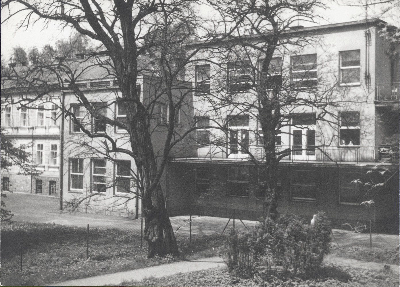K původní Dětské léčebně (čp. 145) byly ve 30. letech 20. století přistavěny další budovy