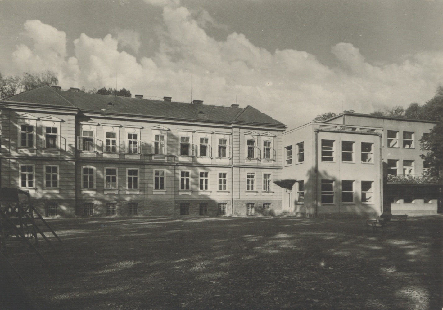 K původní Dětské léčebně (čp. 145) byly ve 30. letech 20. století přistavěny další budovy