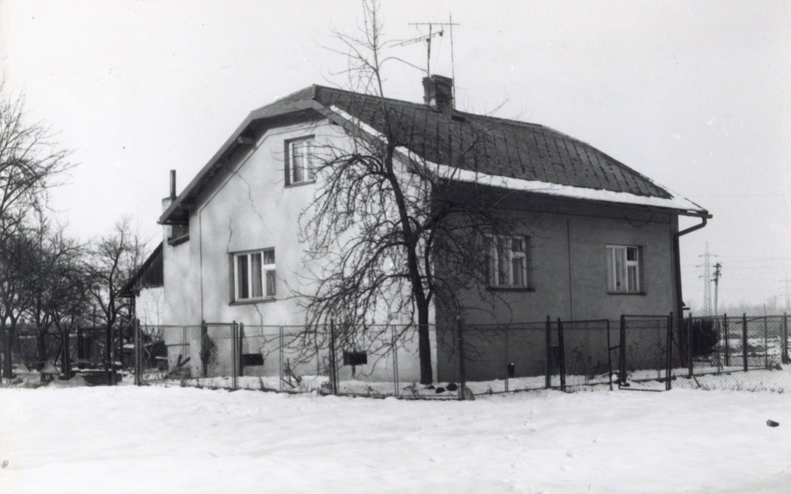 Dům čp. 146 v Lipinách na snímku z 4.2.1986 (Sbírka Józefa Chmiela)