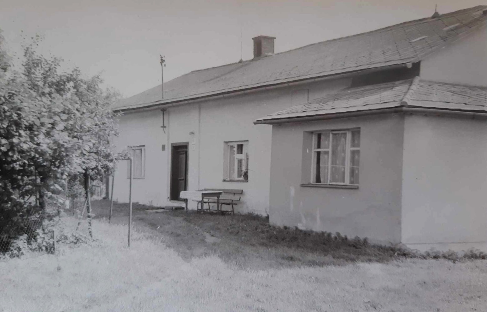 Dům čp. 151 v Lipinách, poslední obyvatelé: Josef Viochna (krejčí) a jeho žena Alžběta. (S laskavým svolením p. Moniky Michejdové, ze soukromé sbírky)