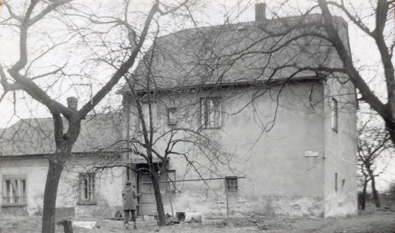Dům čp. 154 v Lipinách na snímku z 15.3.1988 (Sbírka Józefa Chmiela)