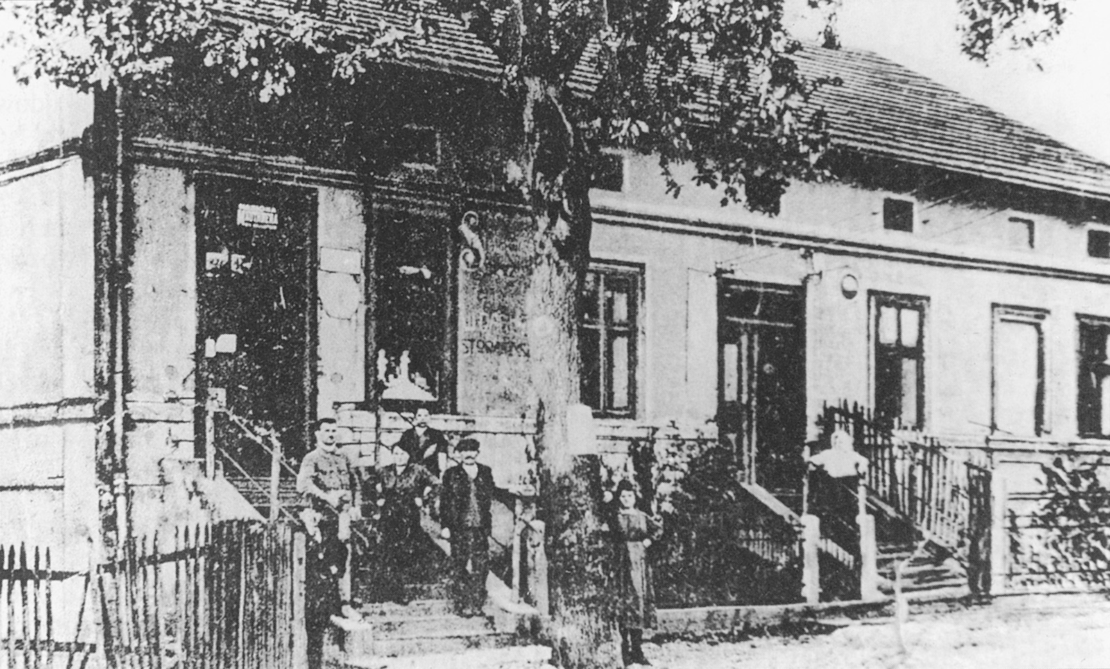 Dům čp. 159, původně prodejna potravin: pobočka č.4 Stowarzyszenia Spożywczego dla Robotników i Rolników w Stonawie. V pravém křídle budovy sídlilo sdružení Braterstwo. Prodejna měla přezdívku U soudruha. (Sbírka Józefa Chmiela)