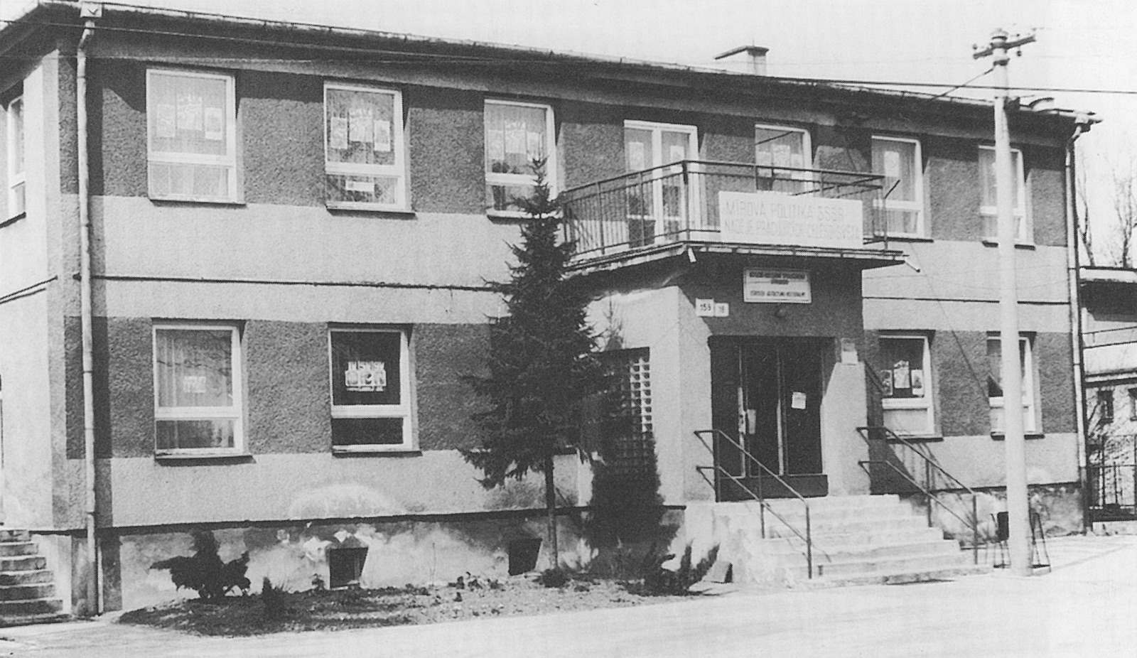 Dům čp. 159 po přestavbě prodejny v akci Z v letech 1970-1972 sloužil jako Kulturní a agitační středisko. V přízemí byla zřízena Místní knihovna a Zdravotní středisko. V sále na poschodí se konaly schůze, přednášky, výstavy apod. (Sbírka Józefa Chmiela)