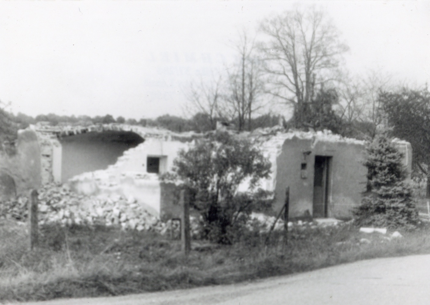 Pozůstatky domu čp. 16 na snímku z 10.8.1990 (Sbírka Józefa Chmiela)