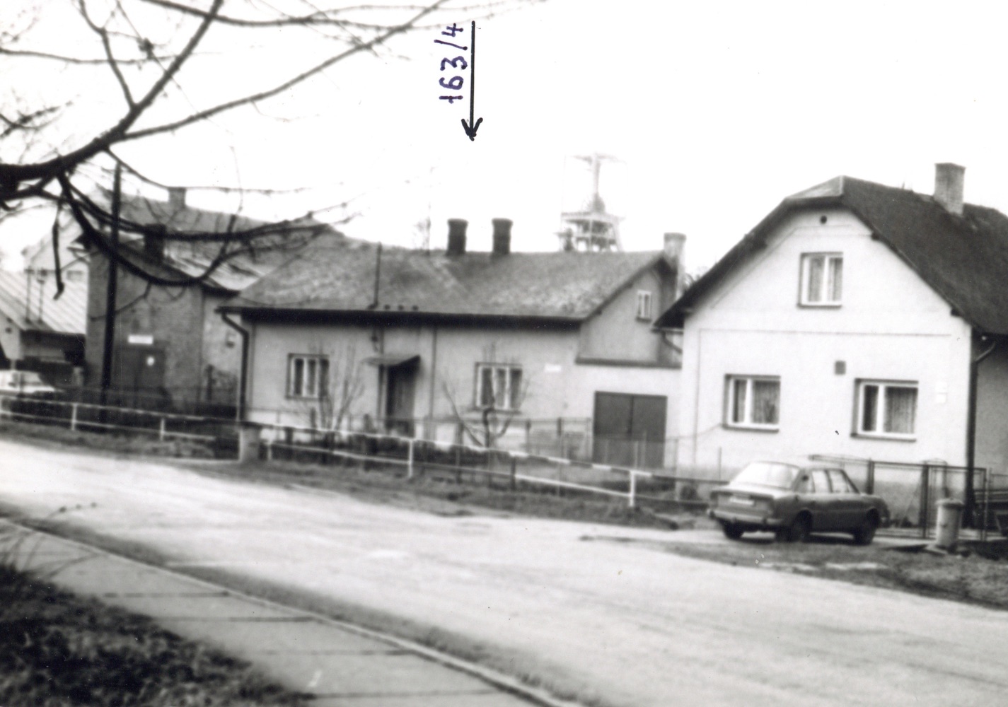 Vlevo dům čp. 163 (vpravo dům čp. 404) na snímku z 20.1.1990 (Sbírka Józefa Chmiela)