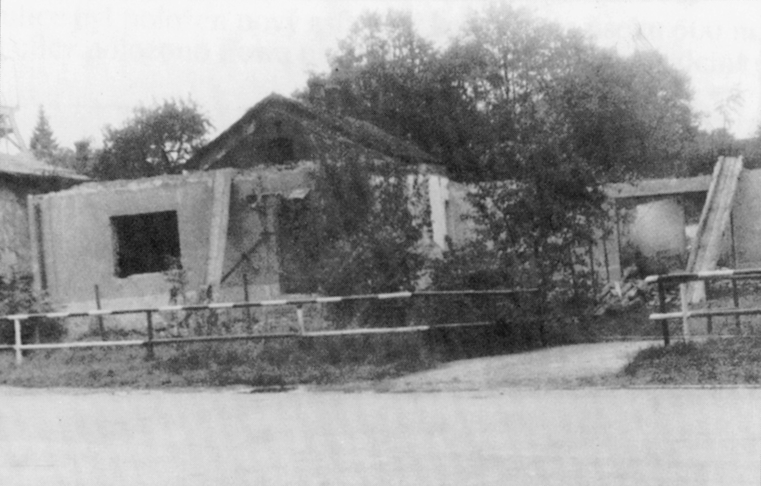 Pozůstatky domu čp. 163 na snímku z 10.8.1990 (Sbírka Józefa Chmiela)