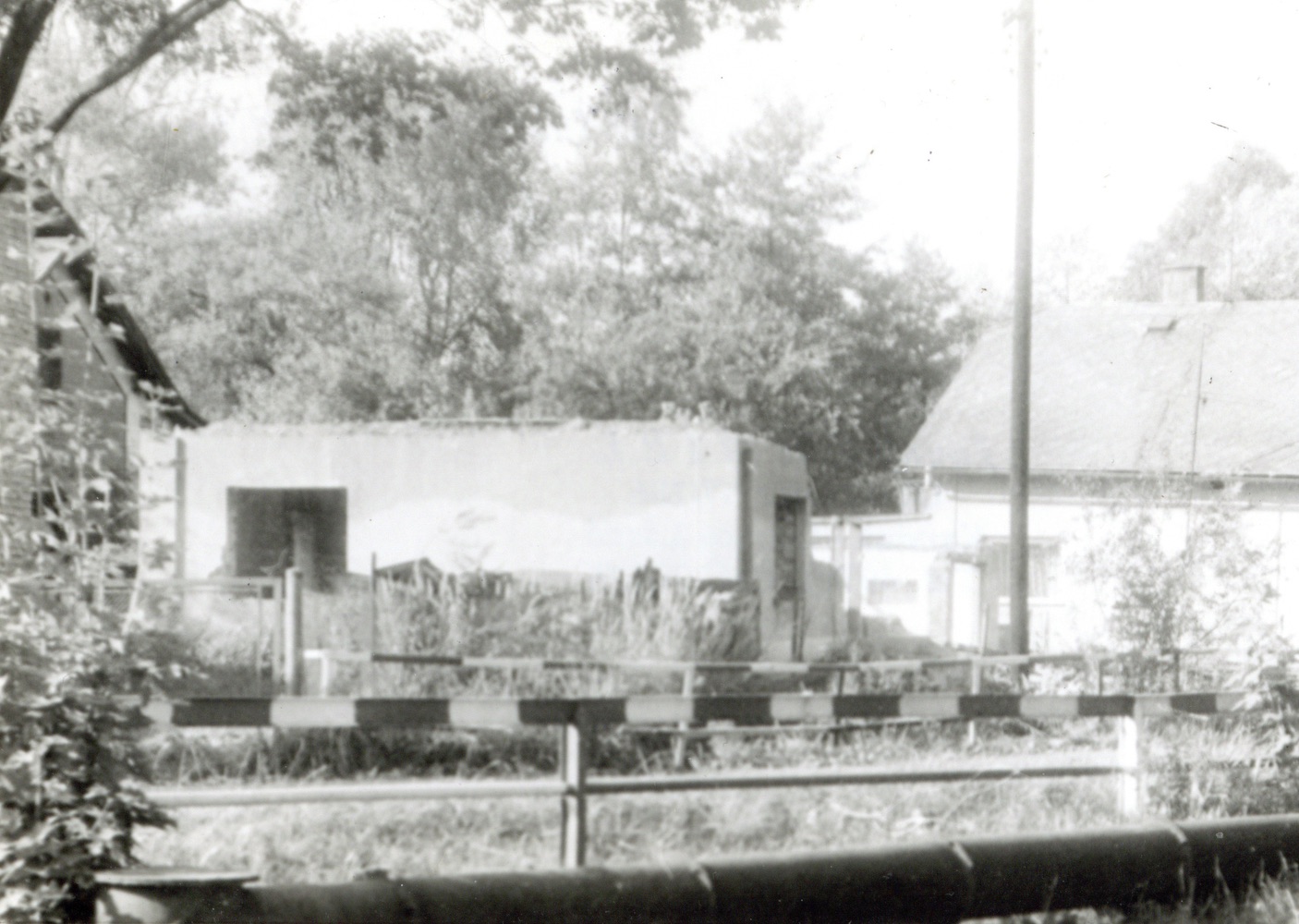 Pozůstatky domu čp. 163 na snímku z 28.9.1990 (Sbírka Józefa Chmiela)
