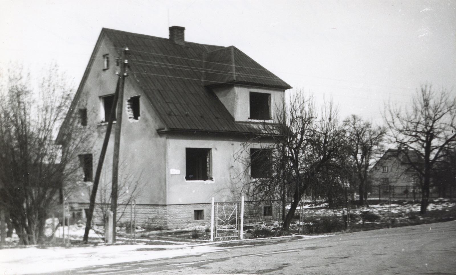 Dům čp. 164 v Lipinách na snímku z 2.2.1984 (Sbírka Józefa Chmiela)